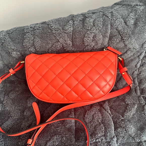 ✨HOST PICK✨Versace Quilted Red/Orange Leather Gold Medusa Chain Half Moon Bag - Picture 7 of 7